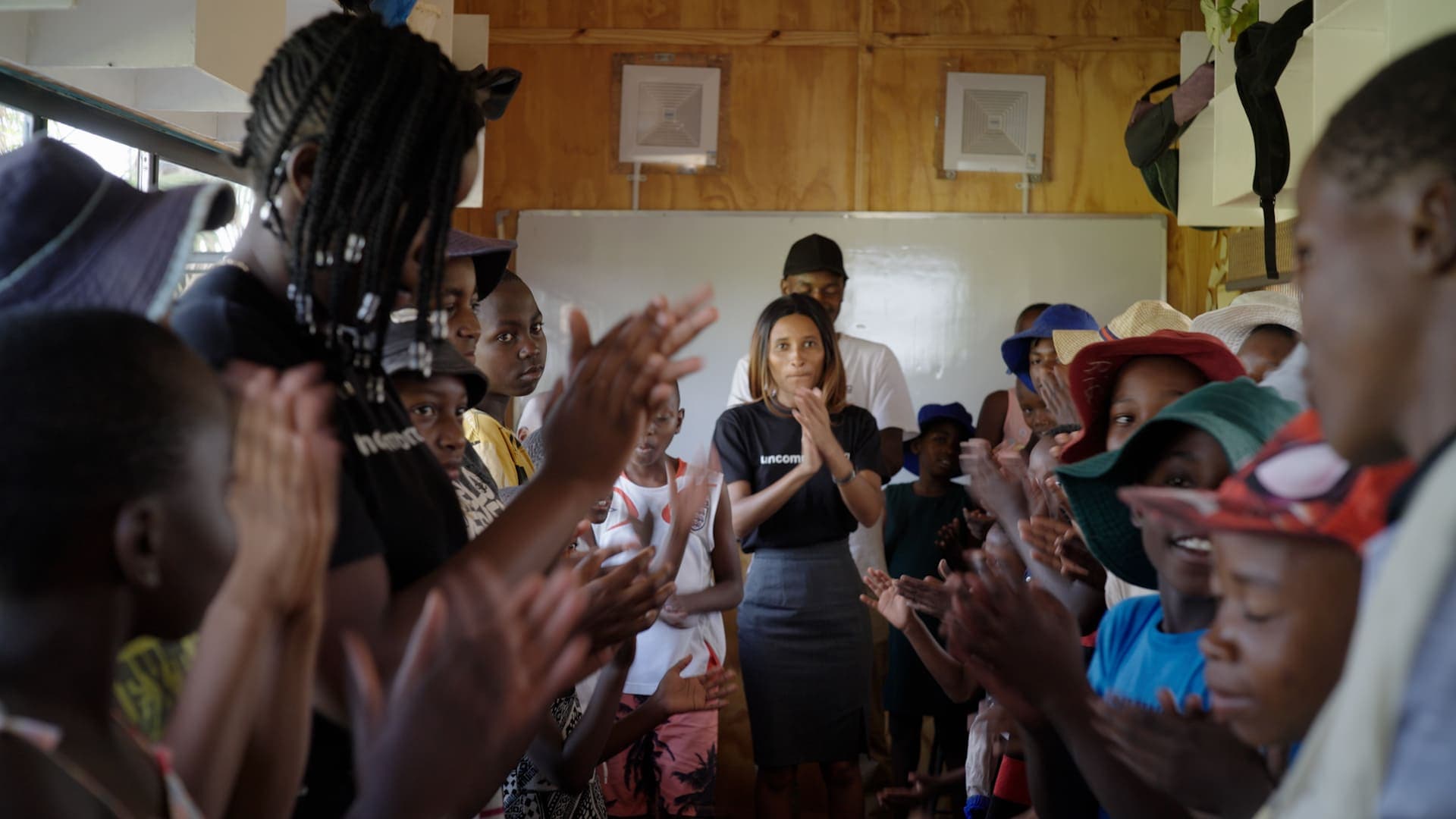 primary kids clapping hands